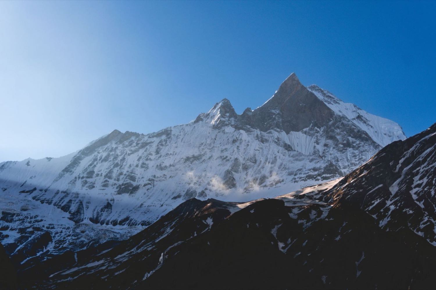 Sentier d'altitude vers le Mardi Himal face aux sommets de l'Annapurna