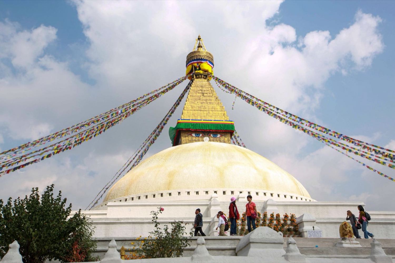 Le grand stupa de Bodnath et ses drapeaux de prières