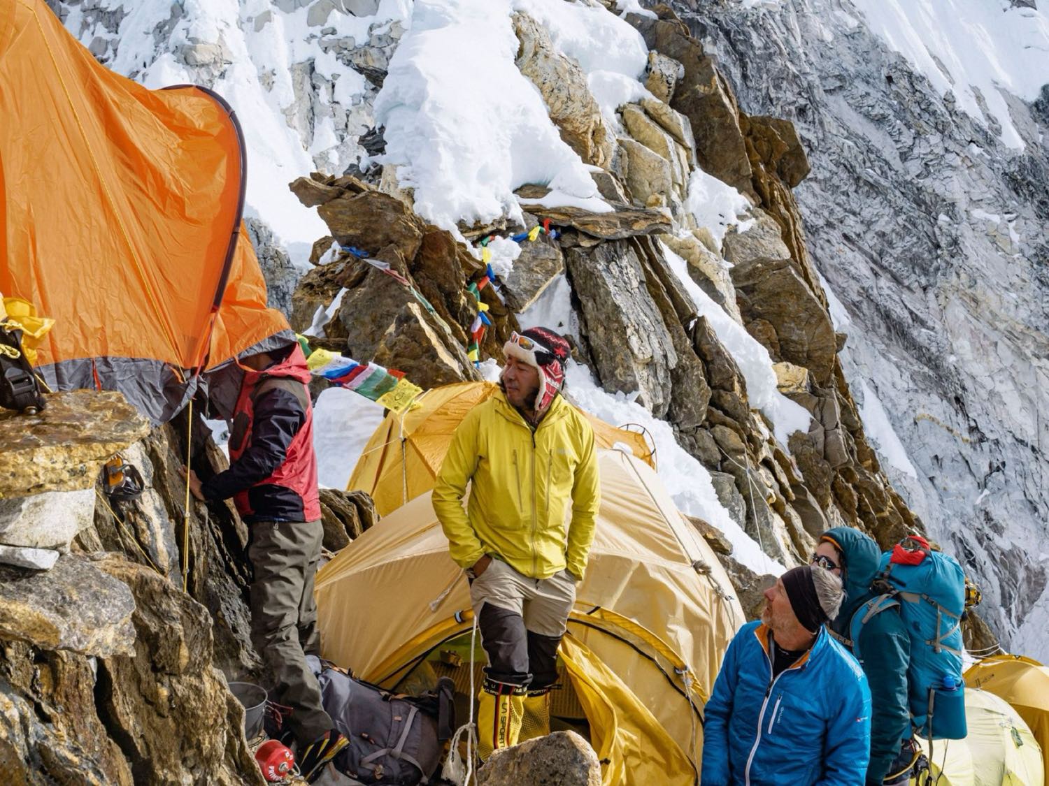 Trekkeurs et drapeaux de prières dans la région de l'Everest