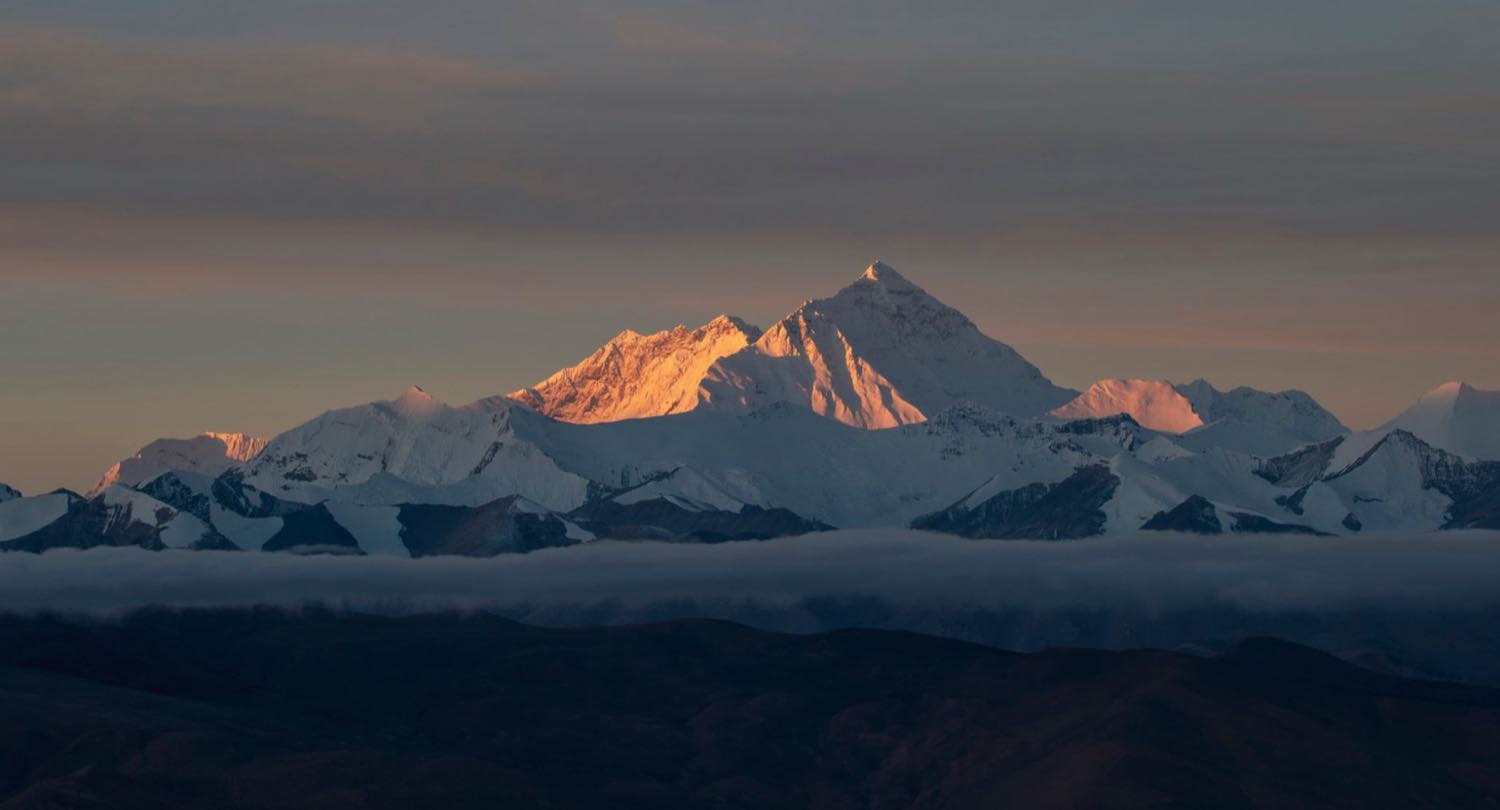 Le mont Everest se détachant sur un ciel limpide