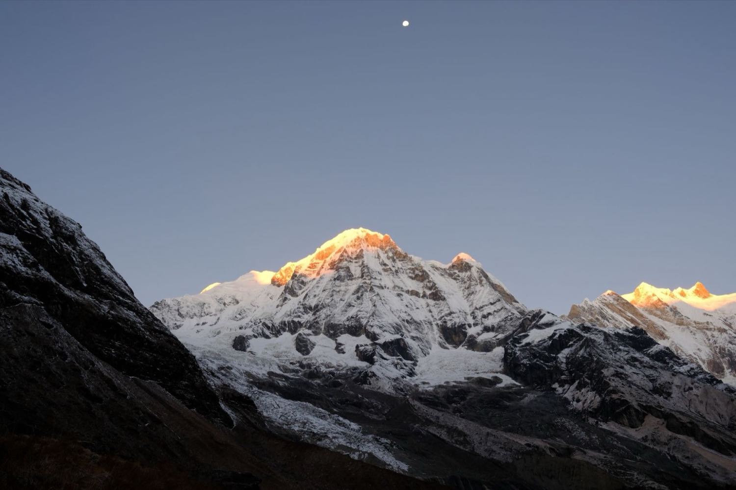 Sommets de l'Annapurna illuminés d'or au lever du soleil, Népal
