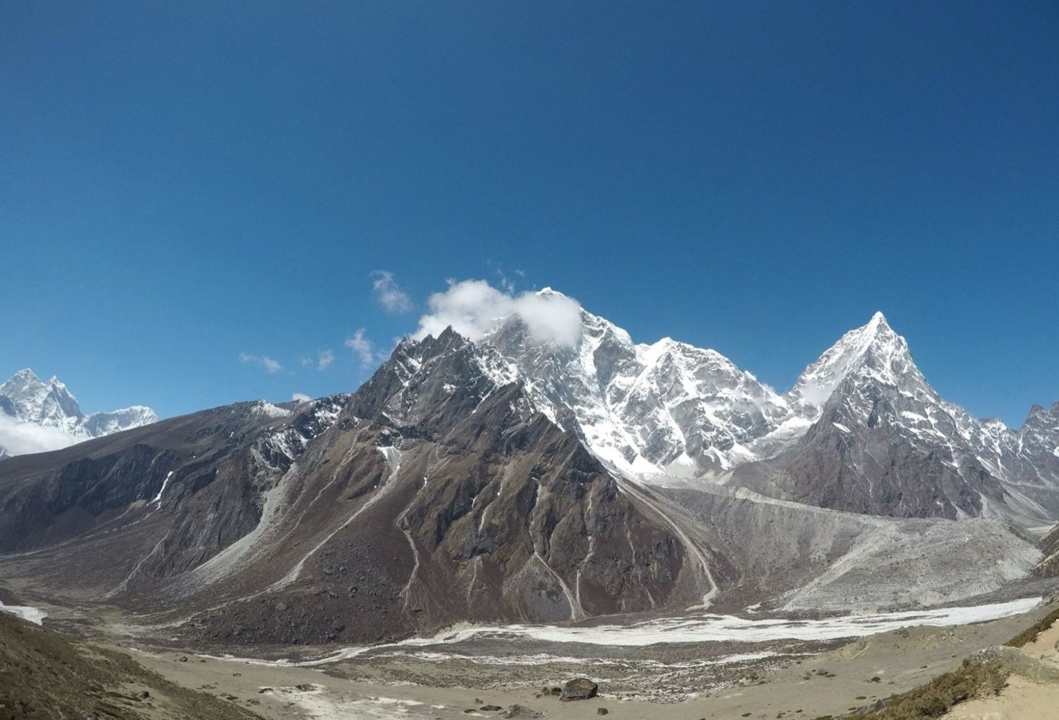 Lever de soleil sur l'Himalaya depuis les collines