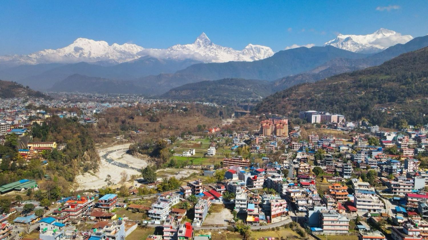 Sommet himalayen se reflétant dans un lac, Népal
