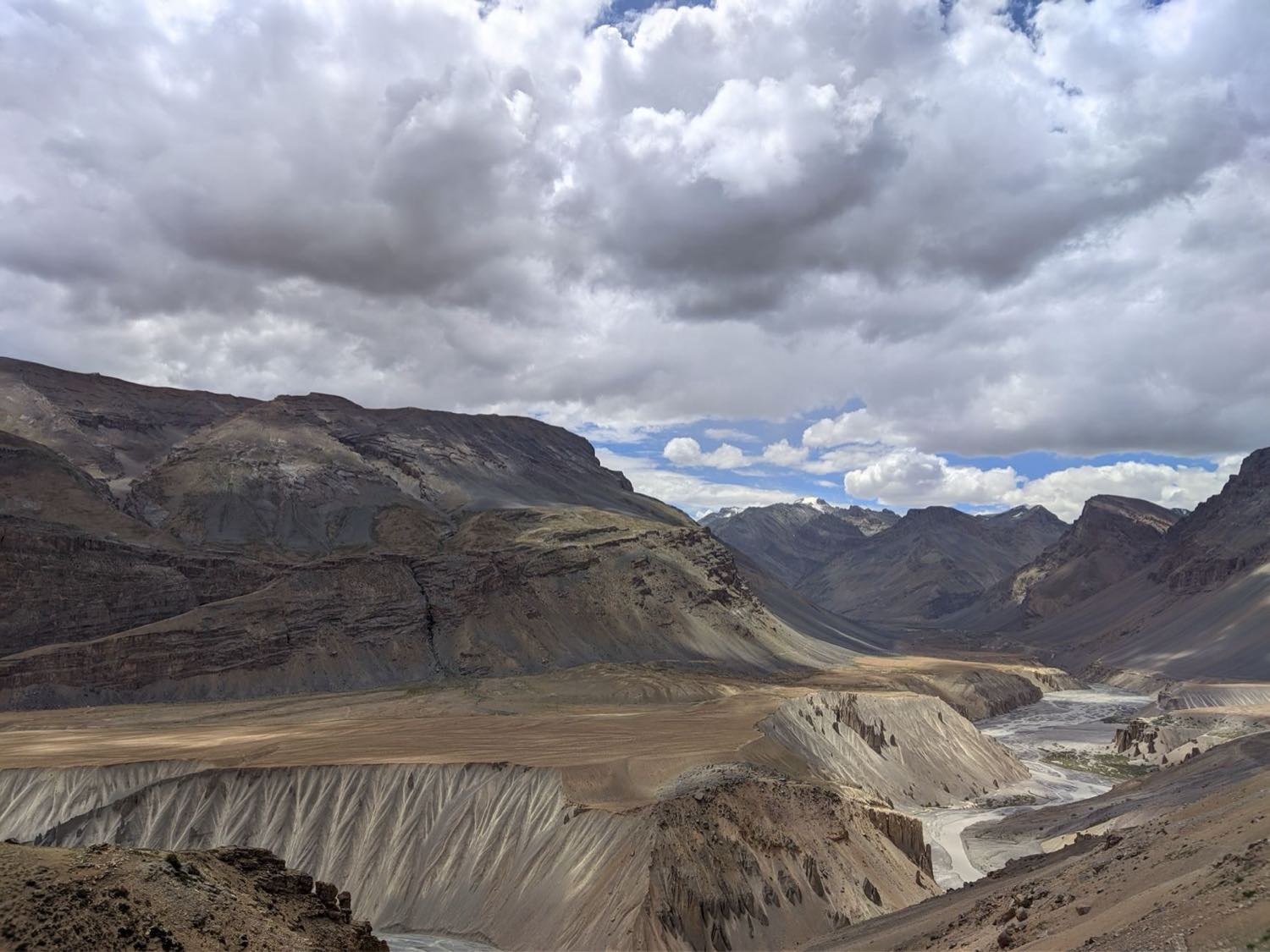 Sommets enneigés de l'Annapurna se découpant sous un ciel clair au Népal