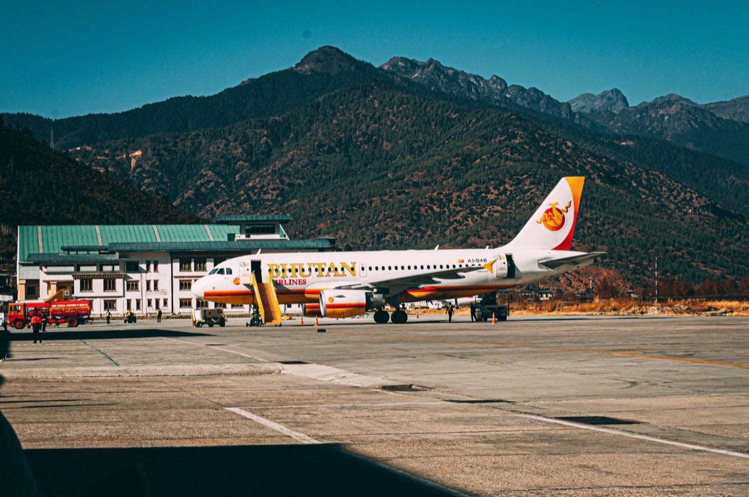 Avion stationné sur le tarmac de l'aéroport international de Katmandou (Tribhuvan)