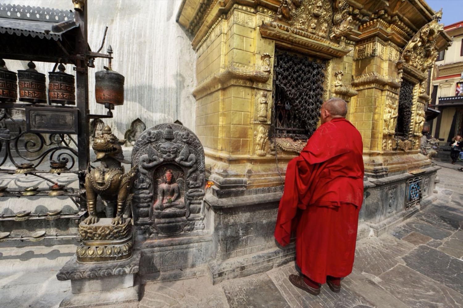 Moine bouddhiste dans un monastère népalais