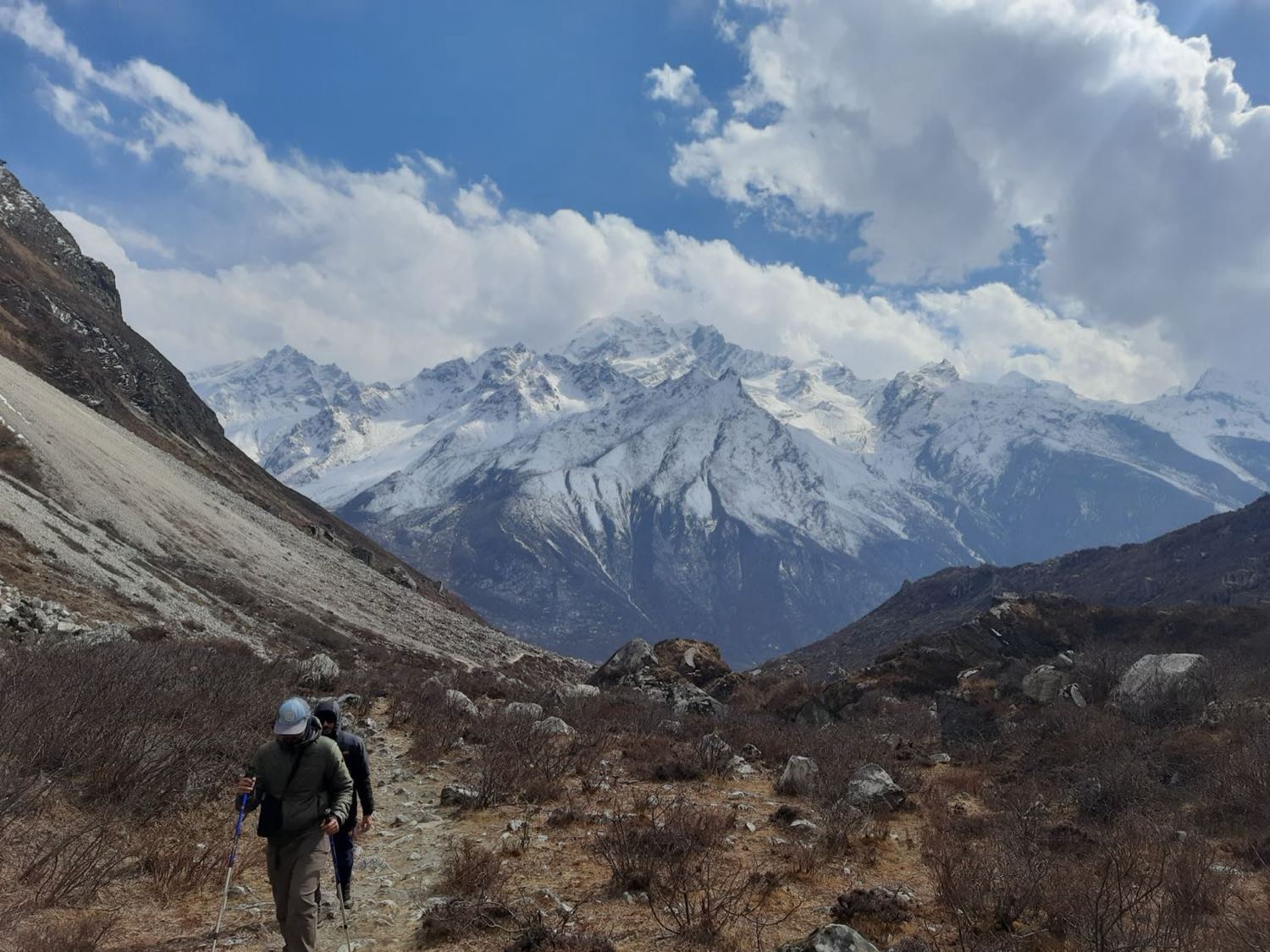 Sentier de trek dans l'Himalaya népalais, vallée du Langtang