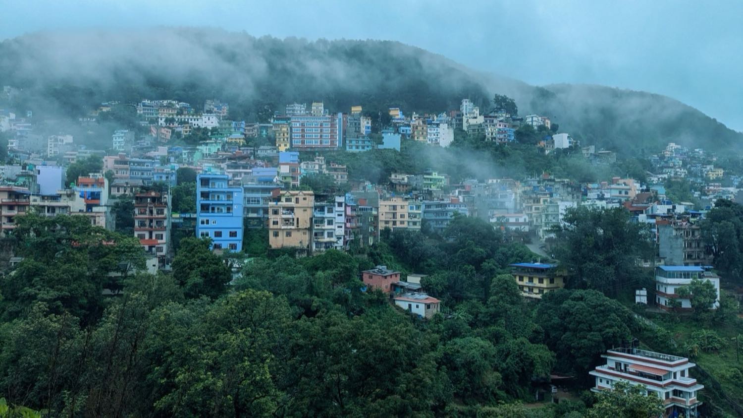 La ville de Pokhara au bord du lac Phewa