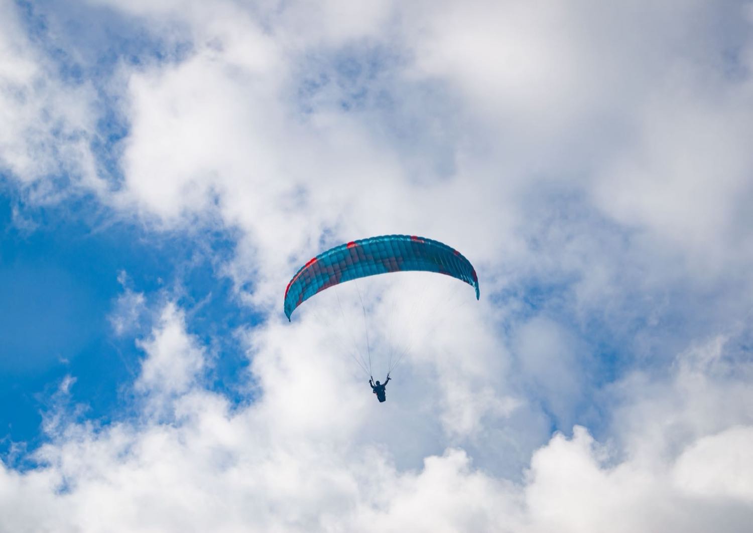 Parapente au-dessus du lac de Pokhara