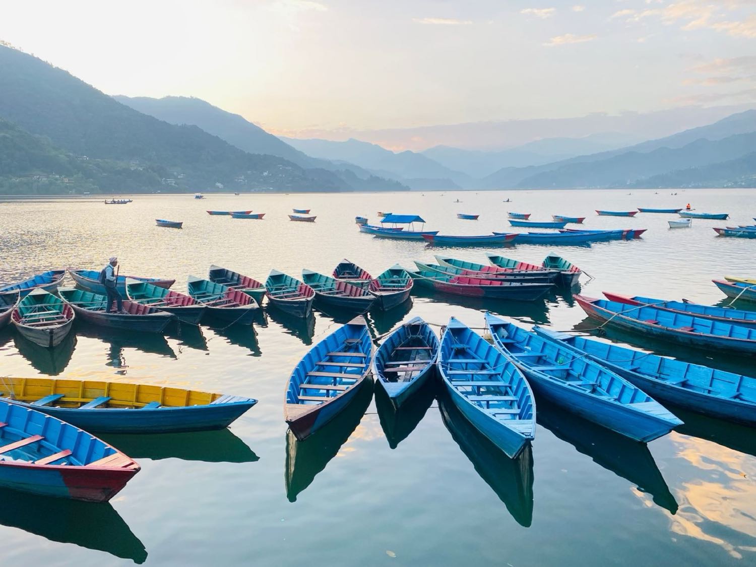 Barques colorées sur le lac Phewa à Pokhara