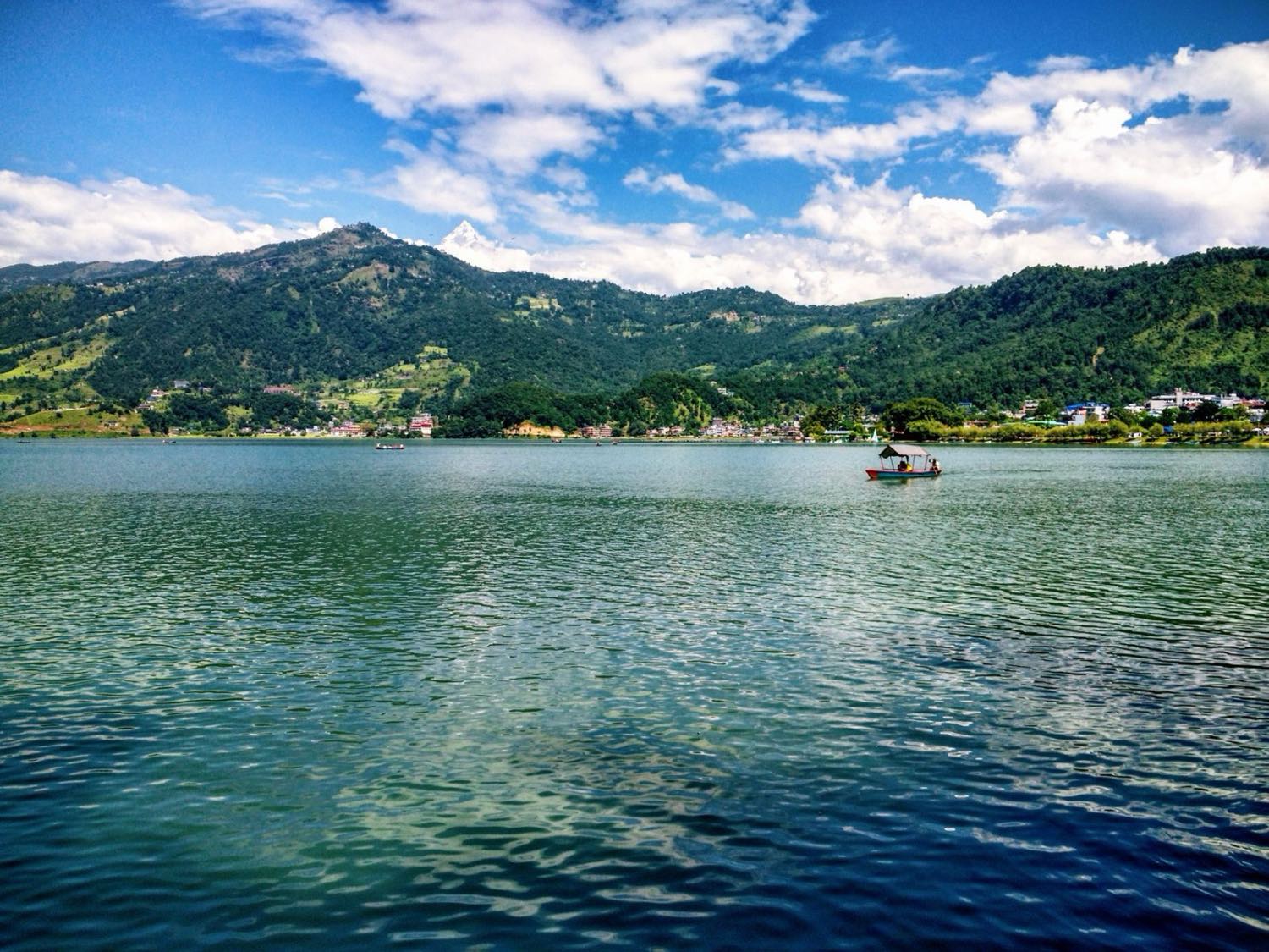 Le lac Phewa à Pokhara au pied des montagnes