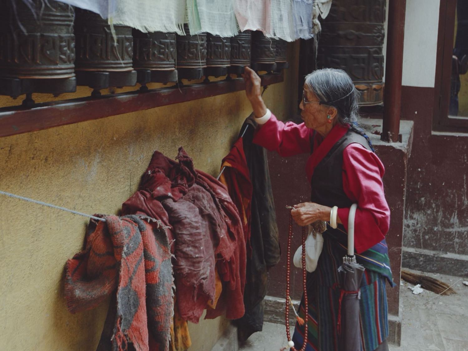 Moine bouddhiste en robe safran au Népal, dans un pays aux nombreuses langues et cultures