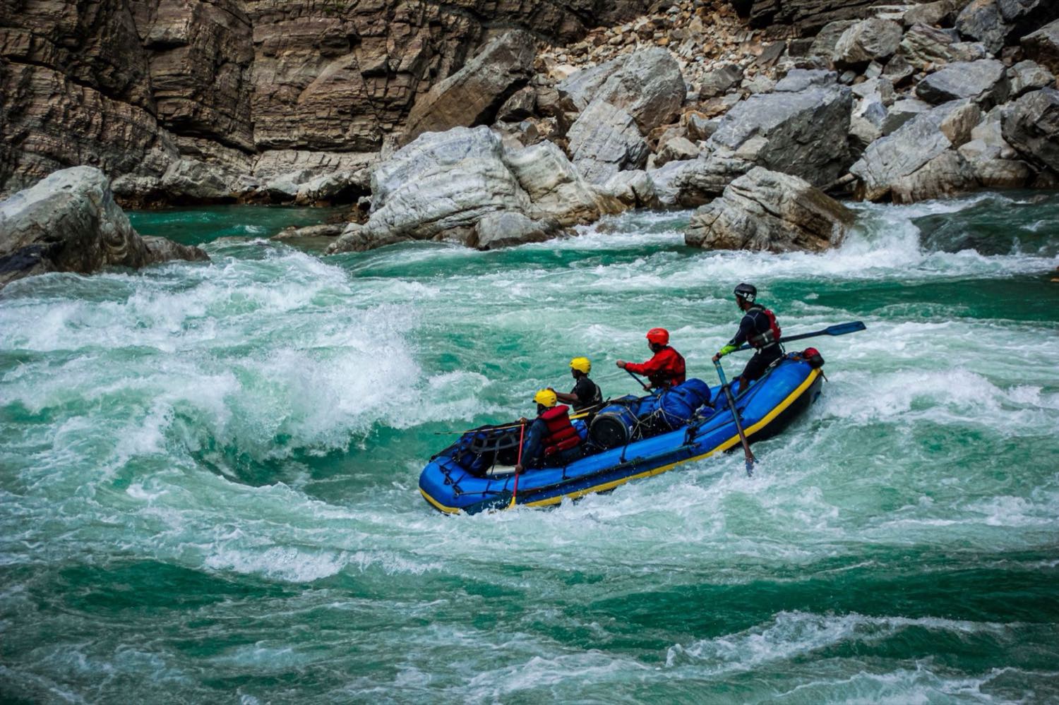 Rafting en eaux vives sur une rivière népalaise