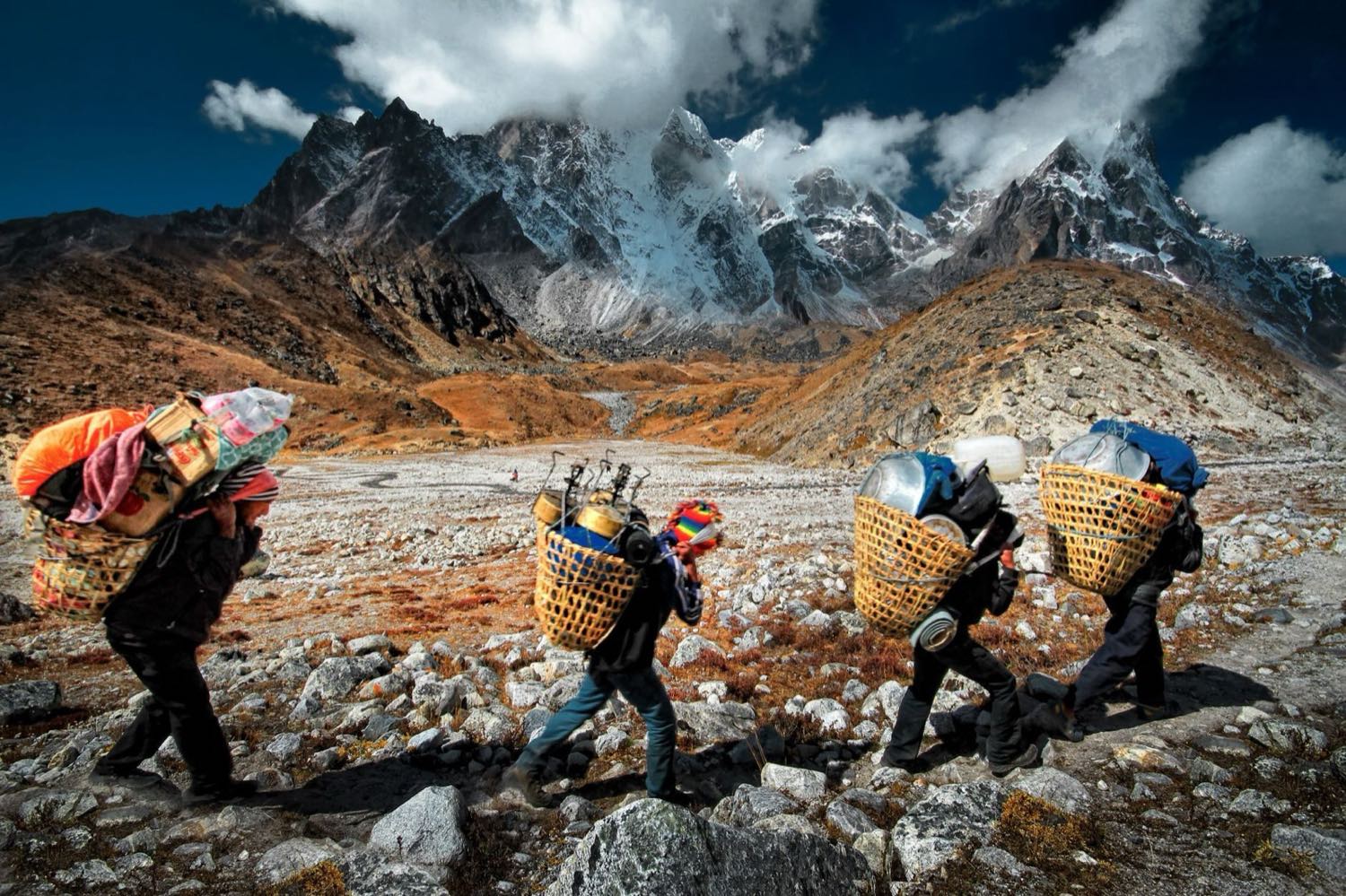 Groupe de trekkeurs progressant sur un sentier dans l'Himalaya népalais