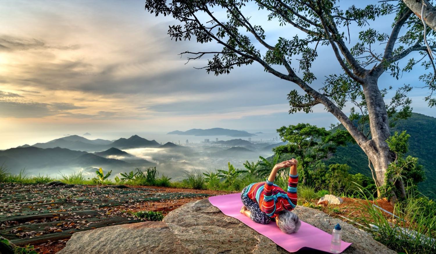 Drapeaux de prières colorés flottant dans une ambiance spirituelle himalayenne